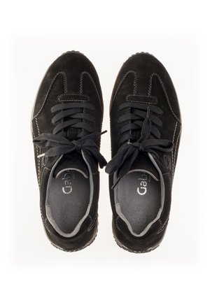 Sneaker in suede nero con punta arrotondata, caratterizzati da cuciture tono su tono, lacci frontali e suola in gomma testurizzata. Nome del brand visibile all'interno.