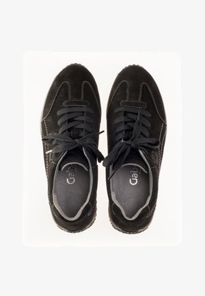 Zapatillas de ante negro con puntera redondeada, con costuras tonales, cordones en la parte delantera y suela de goma texturizada. Nombre de la marca visible en el interior.