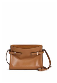 Borsa a tracolla in pelle marrone con forma rettangolare, superficie liscia, due cinghie frontali con hardware in argento e una tracolla regolabile.