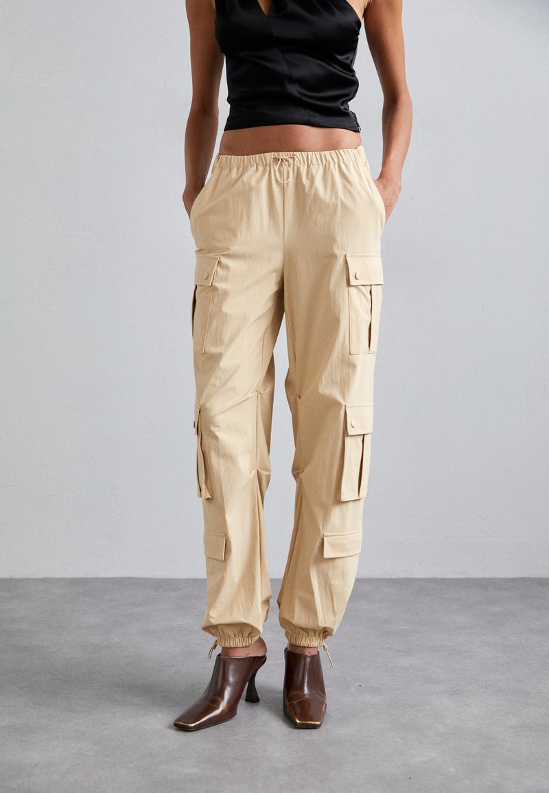 Alice + Olivia - SHARA PARACHUTE PANT - Cargohose - almond, Vergrößern