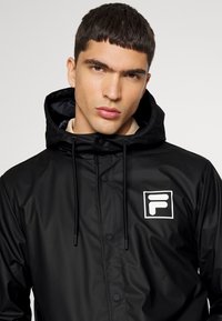 Fila REYES RAIN COAT - Casaco impermeável - black