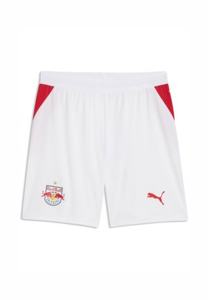 Pantalones cortos deportivos blancos con detalles rojos en las esquinas, logo de Red Bull Salzburg en la pierna izquierda y logo rojo de Puma en la pierna derecha.