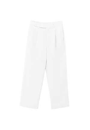 Pantalons blancs à coupe décontractée, avec des pinces à l'avant, une fermeture à bouton et une texture lisse. Pas de motifs ou de métal visibles.