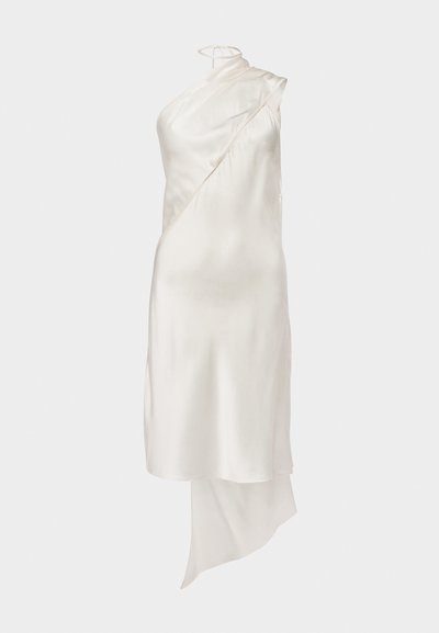 Valge satiinist kleit asümmeetrilise disainiga, millel on ühekohaline kaelus ja voolav hemline. Sile tekstuur ja minimaalsed riistvaralised detailid.