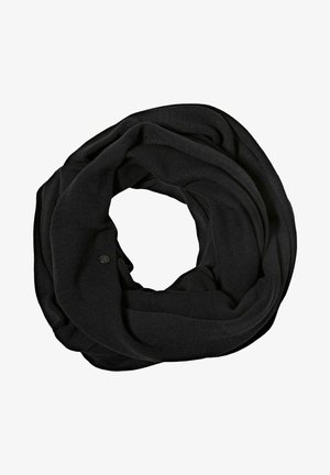 Écharpe infinie noire tricotée disposée en forme circulaire, montrant une texture douce et des plis subtils du tissu.