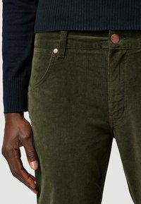 Wrangler GREENSBORO - Vaqueros rectos - forest night