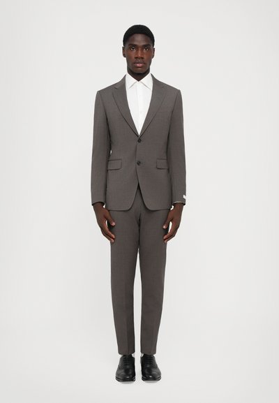 Gray tailored suit with a single-breasted jacket, notch lapels, and matching trousers. Worn over a white shirt, paired with black shoes.