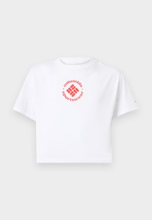 Bela kratka majica z nabranimi rokavi, na prsih v sredini ima rdeč okrogel logotip Columbia Sportswear.