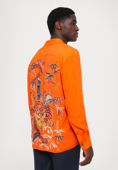 Oranges Kurzarmhemd mit einem großen, bunten Tiger-Motiv auf dem Rücken, verziert mit Bambusmotiven und blauen Akzenten.
