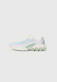 Leichte Sneaker mit einem Netz-Obermaterial in Weiß und Blau, grünen Akzenten und einer gepolsterten Sohle mit abgerundeten silbernen Details.