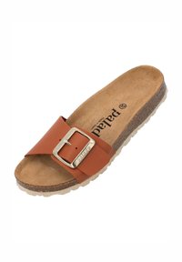 Sandal in pelle marrone con ampia fascetta e accentata da una fibbia argentata, suola in materiale simile al sughero e suola in gomma testurizzata.