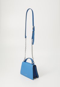 Borsa a tracolla in pelle blu con forma strutturata, dotata di manico superiore e tracolla rimovibile con accenti in catena argentata. Texture liscia.