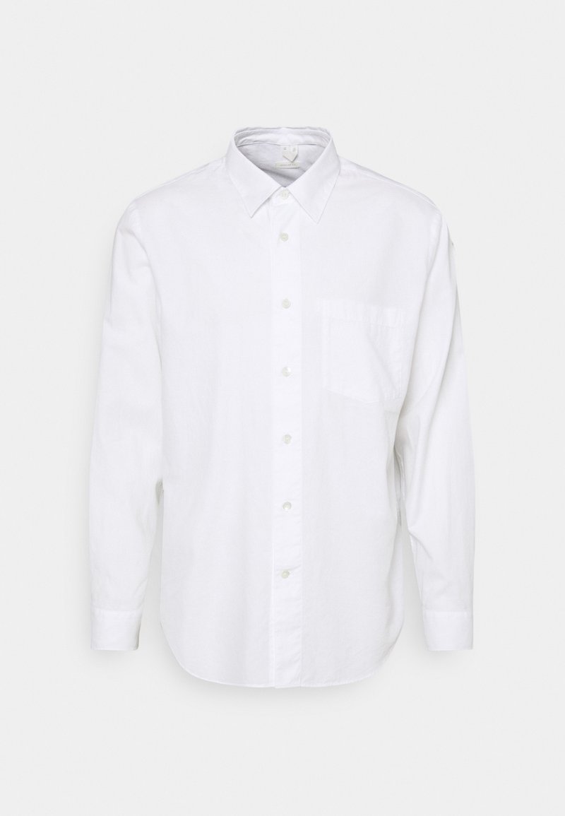 Camicia bianca a maniche lunghe in tessuto morbido, con colletto classico, chiusura a bottoni frontale e una tasca sul petto. Tessuto liscio, vestibilità rilassata.