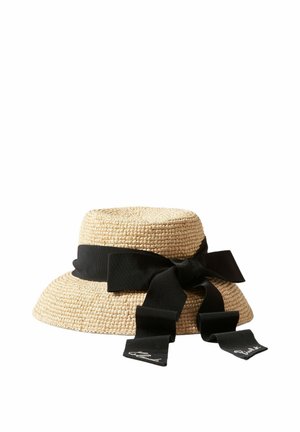 Chapeau en paille tressée naturelle avec un large ruban noir noué en nœud, avec des extrémités brodées qui pendent à l'arrière.