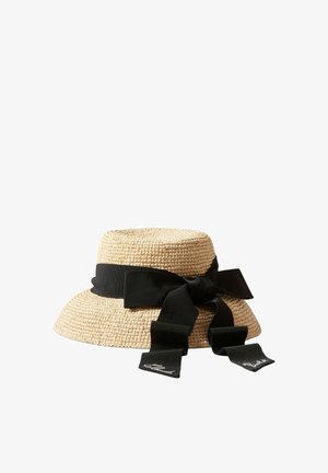 Chapeau en paille tressée naturelle avec un large ruban noir noué en nœud, avec des extrémités brodées qui pendent à l'arrière.