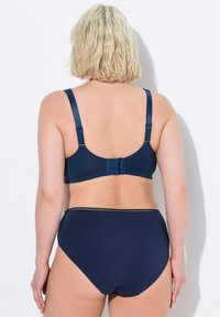 Granatowy biustonosz i pasujące majtki z wysokim stanem. Biustonosz ma regulowane ramiączka i zapięcie na haftkę; gładka faktura materiału.