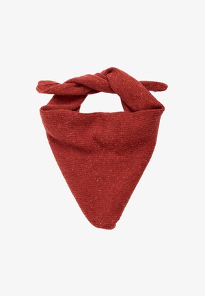 Écharpe tissée rouge en forme triangulaire et en tissu texturé. Présente un design noué en haut, créant un ajustement réglable.