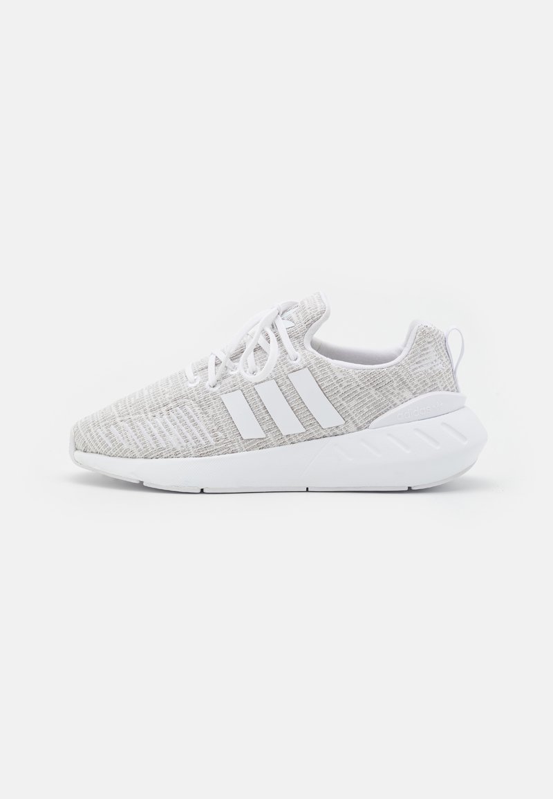 adidas Originals SWIFT RUN 22 UNISEX - Baskets basses - footwear white/grey two/core black