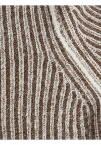 Gros plan sur un tissu tricoté texturé avec des rayures verticales alternées marron et blanc cassé, et un motif en lignes blanches en relief.