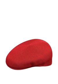 Cappello piatto rosso realizzato in tessuto testurizzato, presenta una forma liscia e arrotondata senza hardware visibile o motivi. I bordi sono morbidi e senza cuciture.