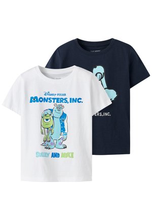 Zwei kurzärmelige Kinder-T-Shirts, eines weiß mit den Monsters, Inc. Charakteren Sulley und Mike, und eines marineblau mit einer blauen Mike-Grafik.