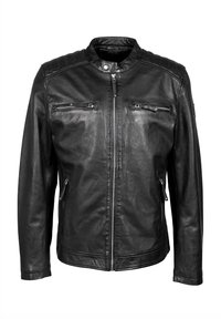 Chaqueta de cuero negra con cuello alto, cremallera frontal y dos bolsillos en el pecho con cremallera. Presenta detalles acolchados en los hombros y una textura suave.