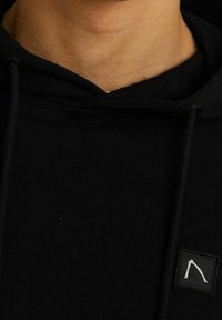 CHASIN' Jersey con capucha - black