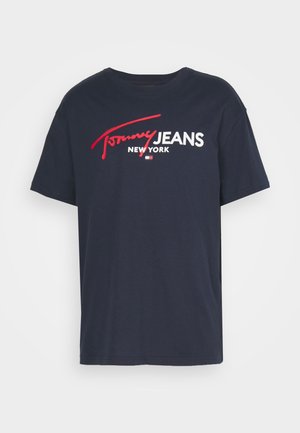 T-shirt bleu marine à manches courtes avec le logo "Tommy Jeans New York" en rouge et blanc sur la poitrine et un petit détail de drapeau sous le texte.