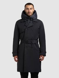 Sort trenchcoat med aftagelig polstret hætte, dobbeltradet design, bælte i taljen og knappede manchetter. Glat tekstur, moderne silhuet.
