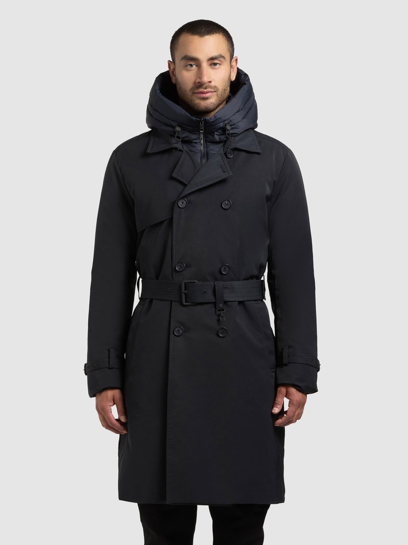 Sort trenchcoat med aftagelig polstret hætte, dobbeltradet design, bælte i taljen og knappede manchetter. Glat tekstur, moderne silhuet.