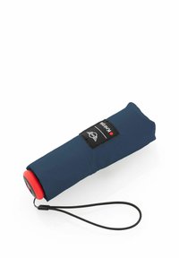 Compact marineblauwe paraplu met een gladde stoffen hoes, een rode rubberen punt, een zwarte riem en een zwart label met witte tekstdetails.