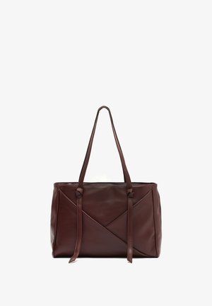 Brun læder tote taske med et geometrisk design, der har to lange håndtag og knyttede detaljer; glat tekstur og struktureret form.