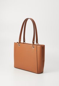 Borsa tote strutturata marrone con due manici, realizzata in materiale sintetico testurizzato. Presenta finiture in tono argento e un design minimalista.