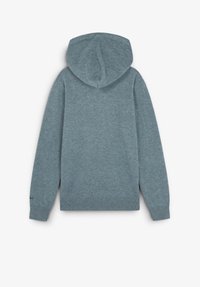 Hanorac cu glugă în albastru muted, realizat dintr-un material moale. Are mâneci lungi, manșete cu rețea și un buzunar tip cangur. Textură netedă.