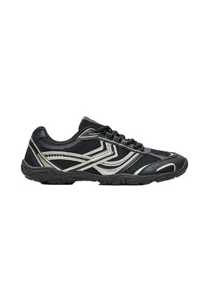 Schwarzer Sportschuh mit silbernen Akzenten, Meshstoff, Schnürdesign und strukturierter Sohle, von der Außenseite auf weißem Hintergrund dargestellt.