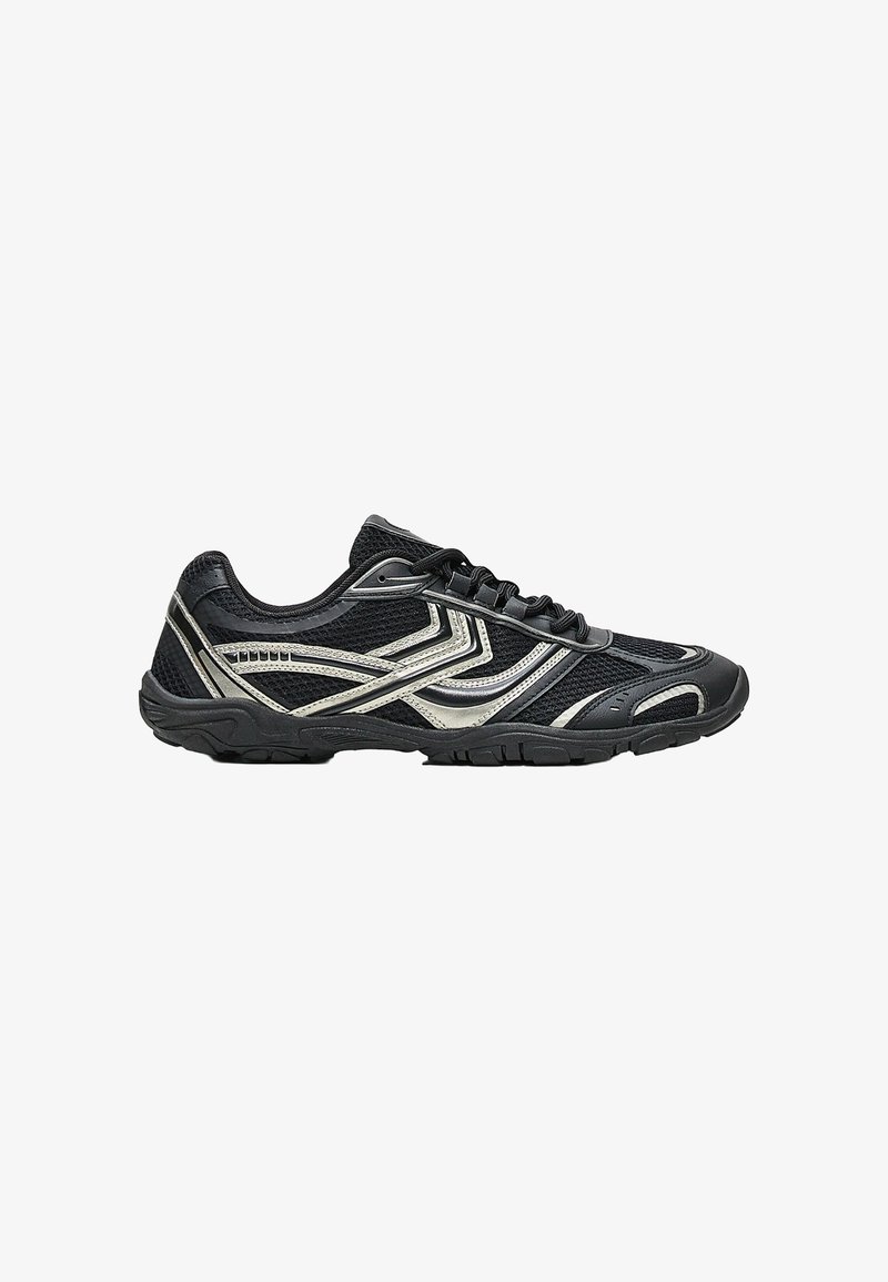 Chaussure de sport noire avec des accents argentés, tissu en mesh, design à lacets et semelle texturée, vue de la face extérieure sur fond blanc.