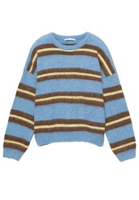 Pulover cu dungi albastre, realizat dintr-un material moale; prezintă dungi orizontale în nuanțe de maro și crem, guler rotund și un croi ușor supradimensionat.