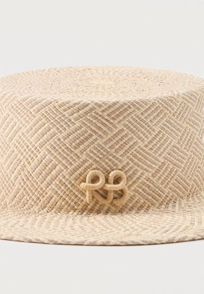 Ανοιχτό μπεζ ψάθινο καπέλο μποάτε με επίπεδη κορυφή και γείσο, με μικρό διακοσμητικό μοτίβο βρόχου στο μπροστινό μέρος.