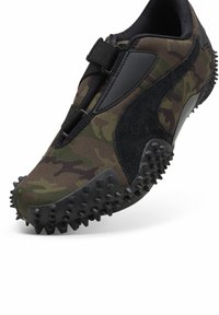 Ανδρικά αθλητικά παπούτσια χωρίς κορδόνια σε καμουφλάζ, με μαύρη ελαστική σόλα με αγκάθια και ρυθμιζόμενο κλείσιμο με λουρί.