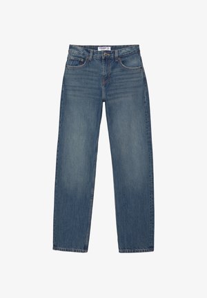 Jean denim bleu à jambes droites avec cinq poches, fermeture par bouton et passants pour ceinture, présenté à plat sur un fond blanc.