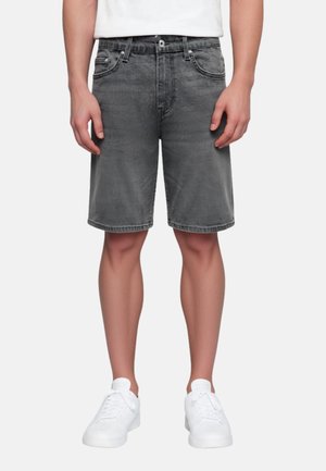 Szare jeansowe szorty o regularnym kroju, zapinane na guzik, z przednimi kieszeniami, zestawione z białymi trampkami. Gładka tekstura.