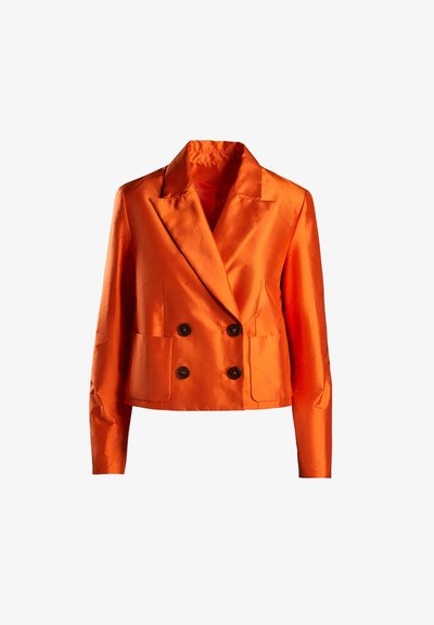 Dvigubos krūtinės trumpa striukė ryškiai oranžinės satino spalvos su įpjovota apykakle, dviem priekinėmis kišenėmis ir tamsiais mygtukais. Lygus paviršius.