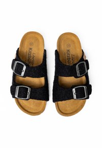 Sandali neri in feltro con due fibbie argentate regolabili, plantare in sughero sagomato e suola testurizzata. Materiale morbido che garantisce comfort.