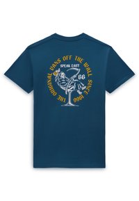 Camiseta de color verde azulado oscuro con un gráfico en la espalda que muestra a la Parca reclinada sosteniendo una jarra de cerveza, rodeada de texto amarillo y el número 66.