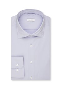 Chemise habillée bleu clair à manches longues avec poignets boutonnés et col large, soigneusement pliée avec l’étiquette de la marque visible à l’intérieur du col.