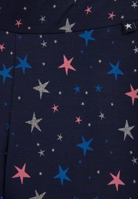 Mornarska tkanina z razpršenimi zvezdami v modri, roza, srebrni in beli barvi. Zvezde se razlikujejo po velikosti in teksturi, nekatere imajo bleščeče akcenti.