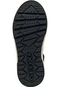 Suola di scarpa in gomma nera con un motivo di battistrada testurizzato, caratterizzata da fori di drenaggio e il logo Geox in rilievo. Bordo liscio con una leggera curva.
