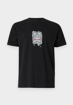 Schwarzes Baumwoll-T-Shirt mit einem Grafikdesign eines Gesichts mit markanten Augen, scharfen Zähnen und kleinen Akzenten in rot und grau.