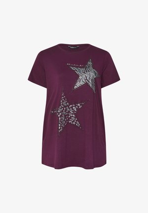 Lila Kurzarm-T-Shirt mit zwei großen silbernen Tierdruck-Sternen und kleinem Text nahe dem Kragen.