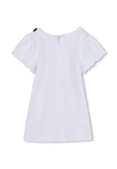 Robe blanche avec manches courtes à volants, encolure arrondie et fermeture éclair au dos. Tissu lisse avec un design simple et épuré.